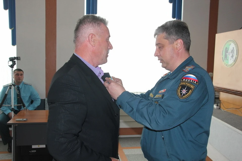 56-летнего охотоведа Владимира Караблина наградили медалью. ГУ МЧС по Новосибирской области