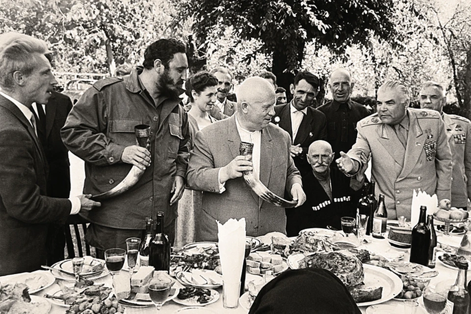 В Абхазии Хрущев и Кастро вынуждены были пить вино из рога (куда входит 5 - 6 стаканов) и обязательно - до дна. Таковы традиции! Фото: Василий ЕГОРОВ/TASS