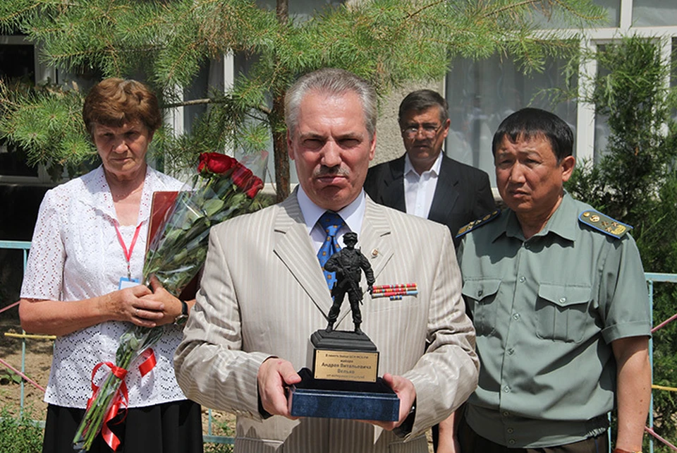 Начальник управления ФСБ России, статс-секретарь ассоциации группы «Вымпел» Николай Похиленко поблагодарил за то, что в Кыргызстане бережно хранят память о герое.