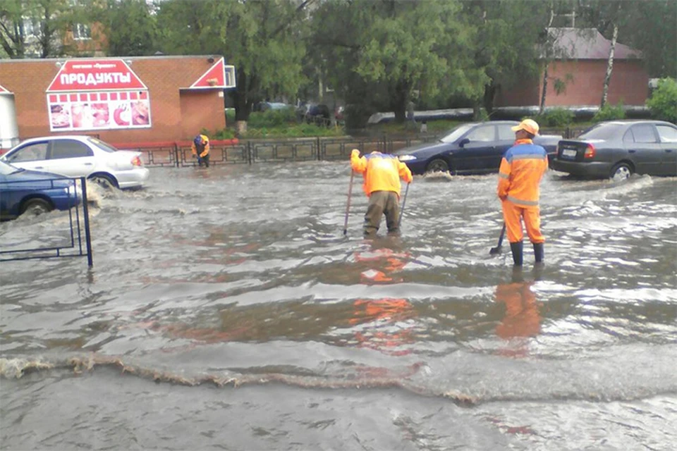 Потоп в Могилёве. Потоп на пр. Строителей Иваново сейчас. Уборка дороги на проспекте Строителей после потопа. Потоп на пр. Строителей Иваново сегодня 25 мая.