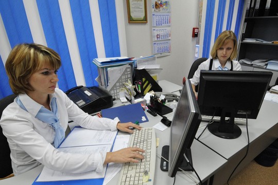 «Белые воротнички» ежедневно составляют тысячи документов, которые, как это ни печально, содержат ошибки. Фото: Александр КОЛБАСОВ/ИТАР-ТАСС