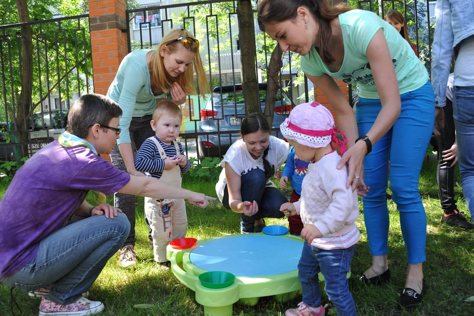 Москвичи активно откликаются на призывы помочь семьям с детьми.