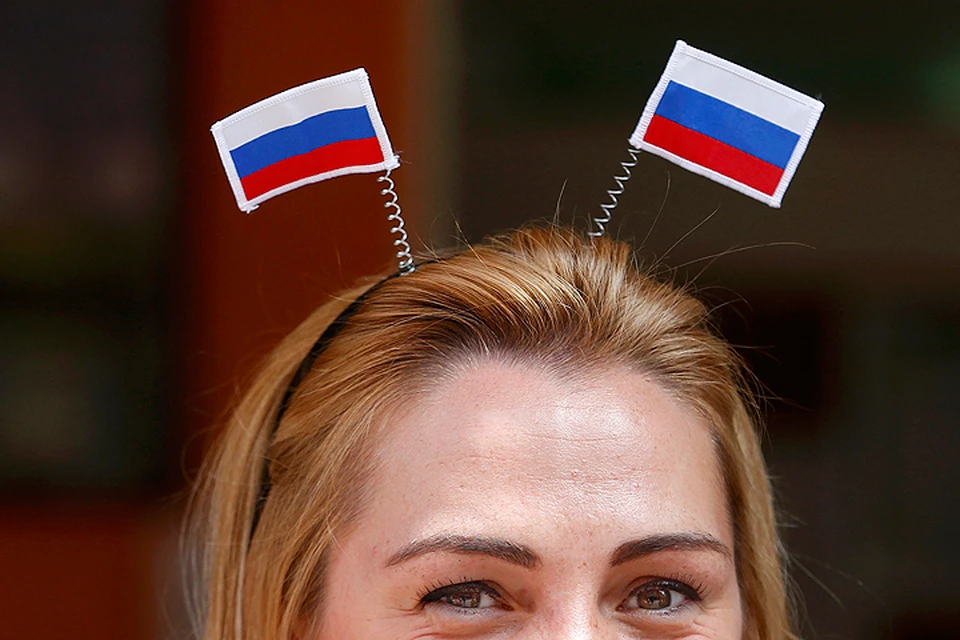 Болельщица россиян на трибуне во Франции.