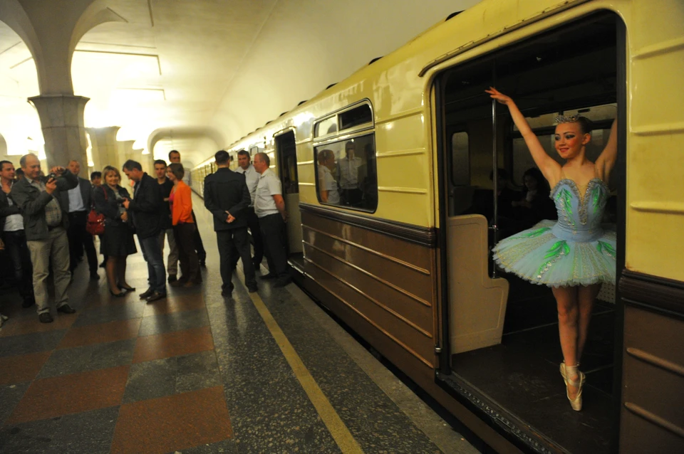 А вы балет сплясать могли бы в вагоне темного метро?