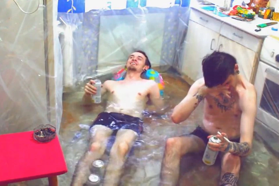 В Твери блогер с другом купались на кухне в хрущёвке Фото: YouTube