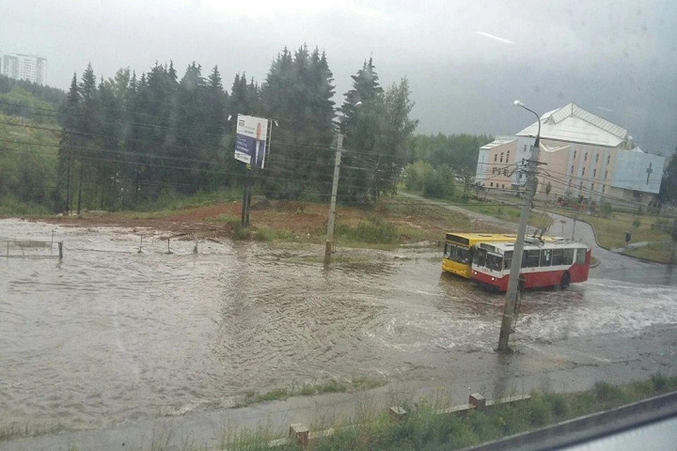 Когда закончится дождь в ижевске. Ливень в Ижевске. Ливень в Ижевске сегодня. Ижевск потоп 1979 фото. Город Ижевск в дождливый день.