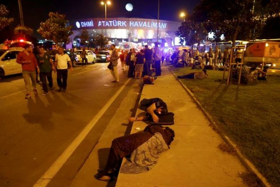 Ранее СМИ сообщили, что жертвами теракта в стамбульском аэропорту стали не менее 50 человек, ранены 106