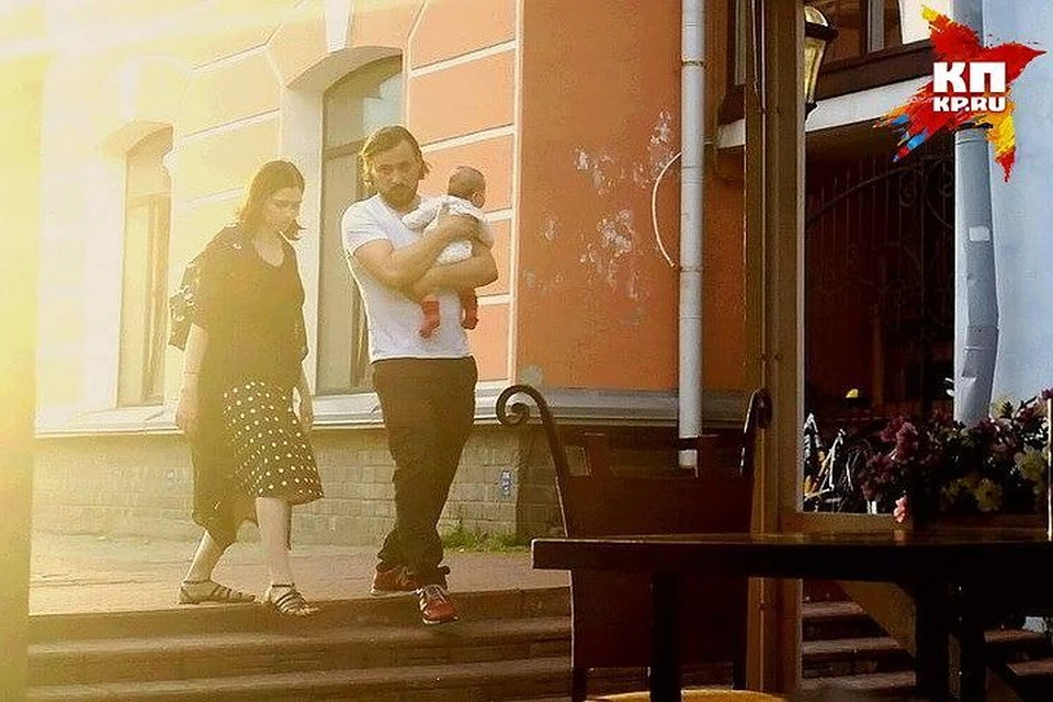 Евгений Цыганов гуляет с Юлией Снигирь и полугодовалым сыном по улицам Пскова. Фото: "Комсомольская правда - Псков".