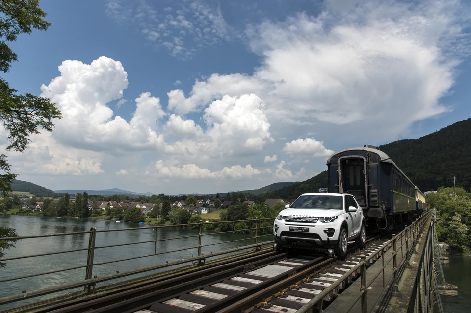 Discovery Sport вместе с тремя вагонами поезда пересек реку Рейн по живописному мосту Хемисхофен (Hemishofen) длиной 285 метров и высотой 26 метров. Фото Land Rover