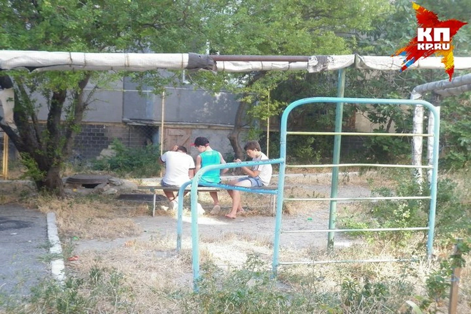 Суровые детские площадки Алупки