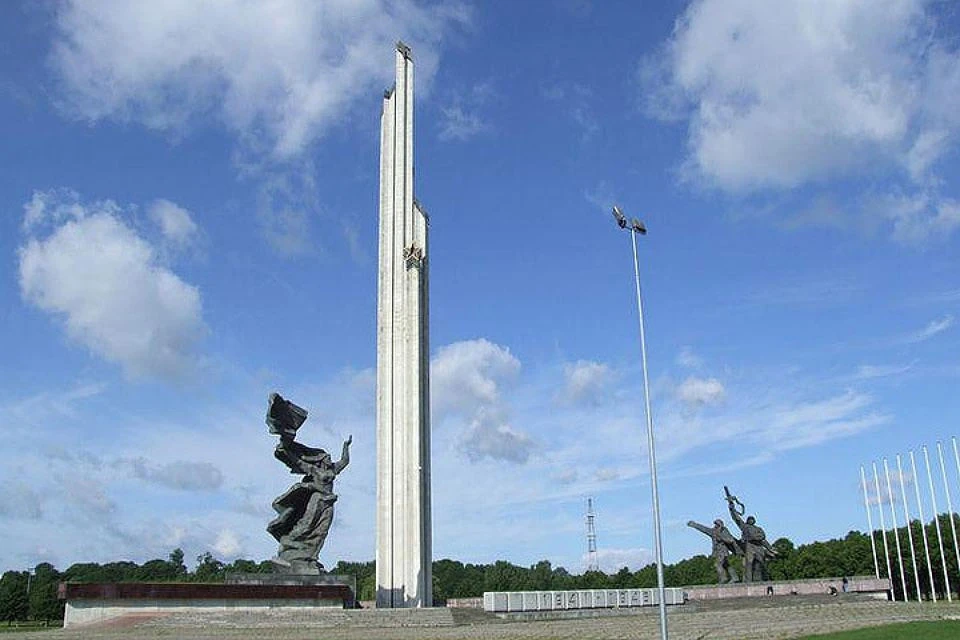 Памятник воинам-освободителям Риги от фашизма постоянно подвергается атакам националистов и местных неонацистов. Фото: с сайта russkije.lv