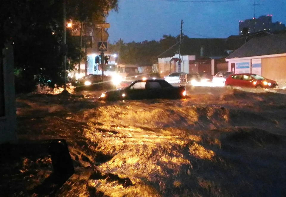 Потоки воды легко уносили автомобили. Фото Сергея Халеева из группы ВК "Ростов-на-Дону | Главный".