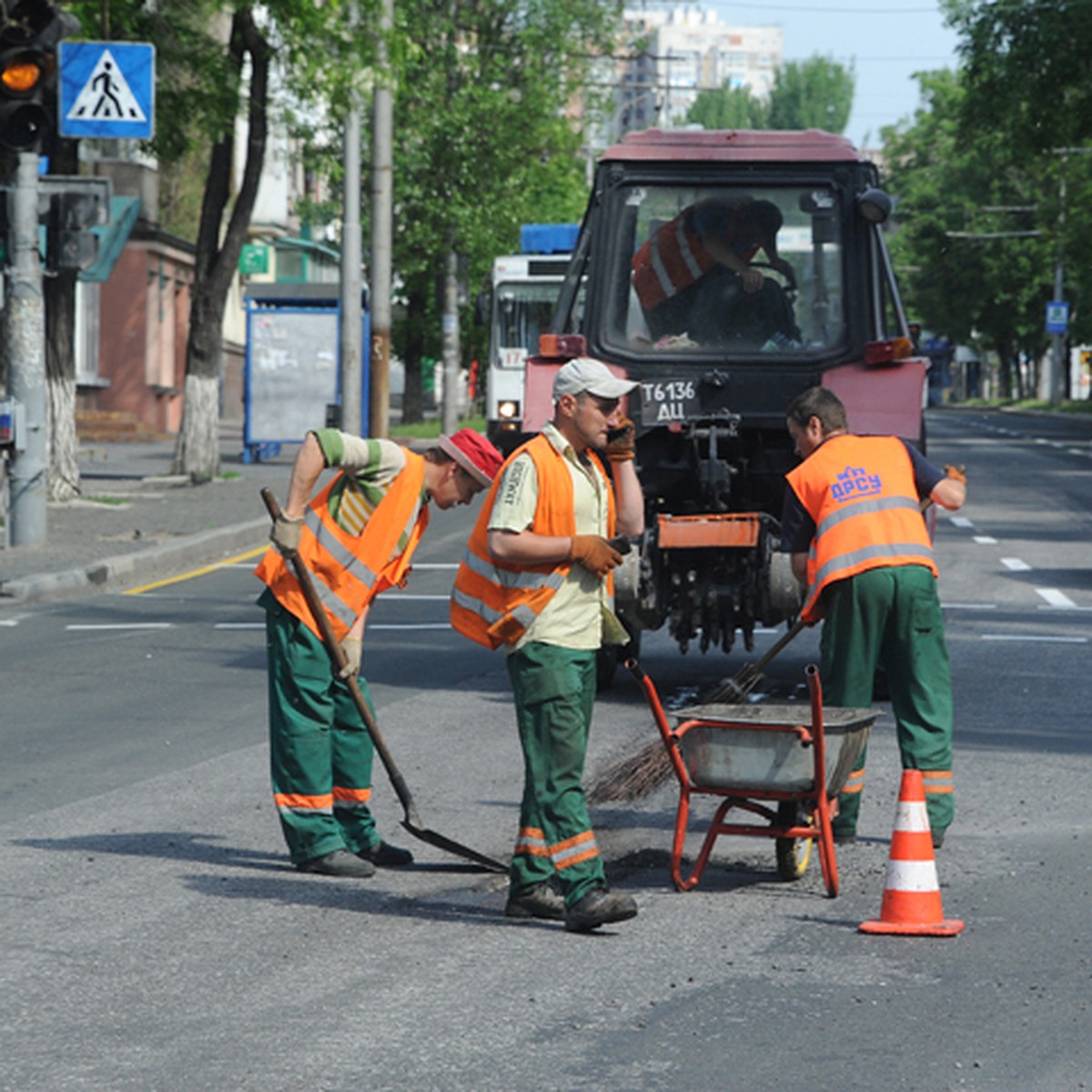 Магазинные машины разгружаются под окнами домов куда жаловаться