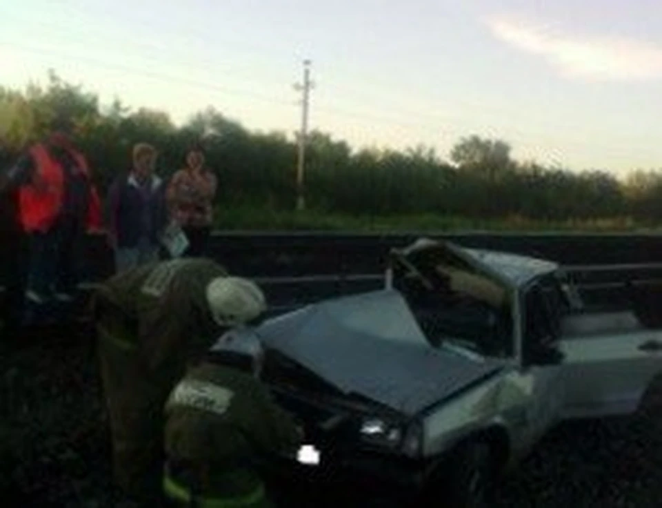 Произошло столкновение поезда "Москва-Адлер" и легкового автомобиля "ВАЗ-2109".