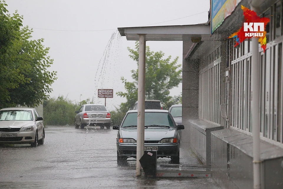 Из-за ливня в Красноярске – настоящий потоп: улицы залиты, автобусы плывут