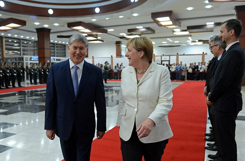 В Кыргызстане фрау Меркель впервые. Встречали важную гостью, как и подобает, с особой торжественностью.