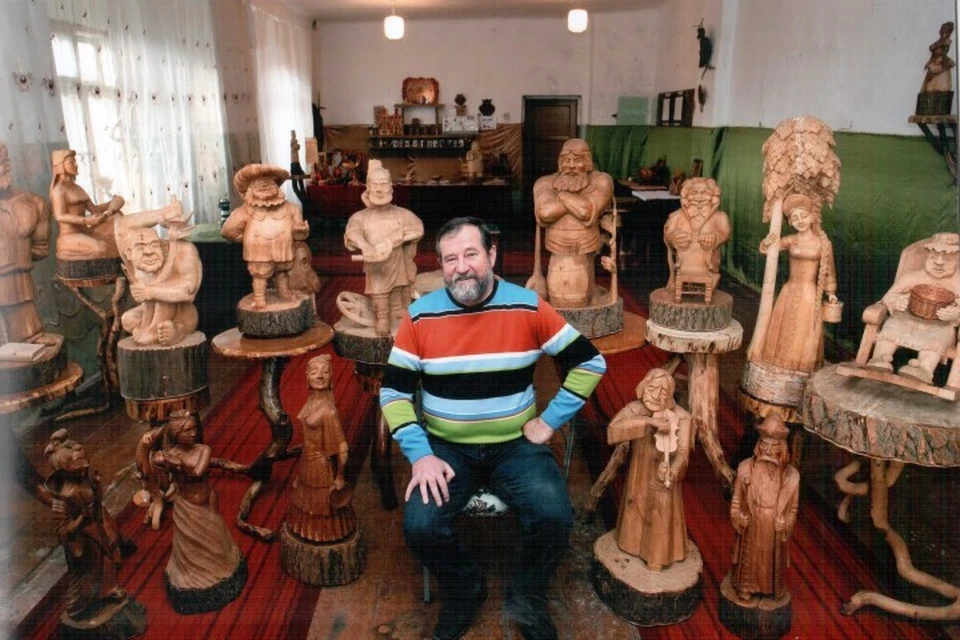 Андрей Баринов и его деревянные персонажи.