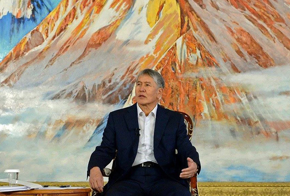Президент Алмазбек Атамбаев выступил на ежегодной пресс-конференции в Чолпон-Ате, которая длилась около двух часов.