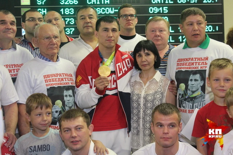 В аэропорту Толмачево Романа Власова встречали сотни сибиряков.