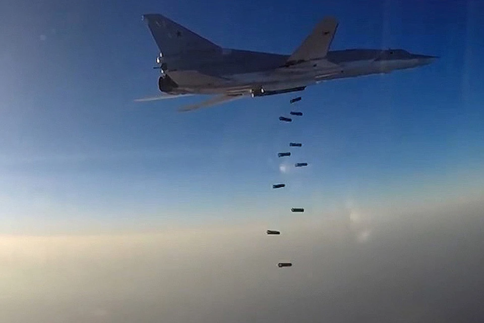 Бомбардировщик Ту-22М3, взлетевший с авиабазы Хамадан в Иране, сбрасывает бомбы на объекты террористов Исламского государства в Сирии. ФОТО Министерство обороны РФ