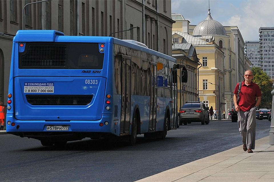 Новенький "синий автобус" на столичной улице.