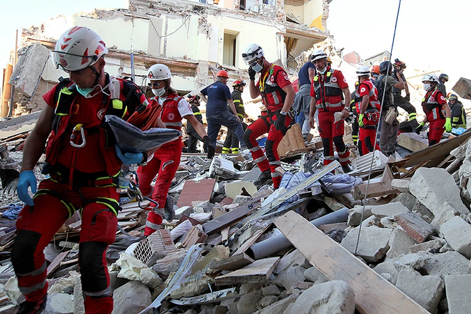 Спасатели ведут разбор завалов в городе Аматриче.