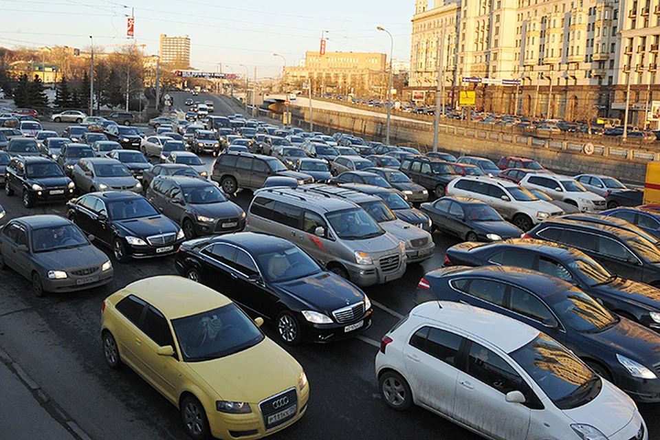 Ученые исследовали микроскопические частицы магнитного железняка, который присутствует в выхлопных газах машин.