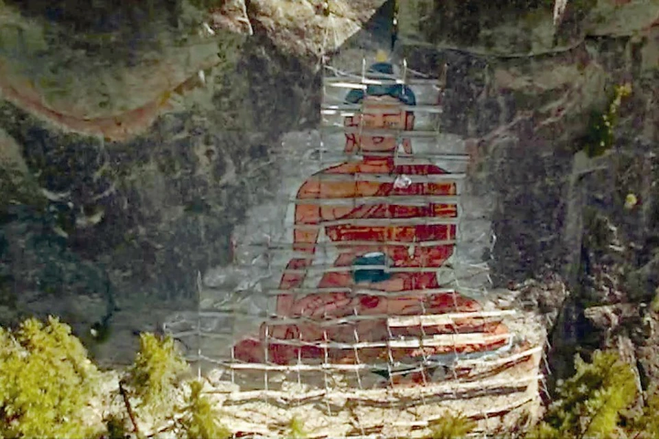 Будда на скале в бурятии фото