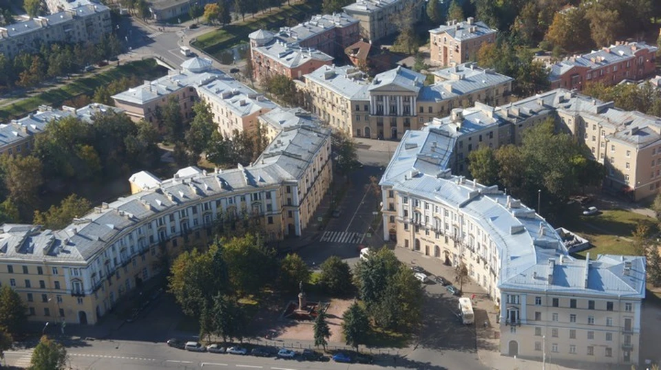 Город колпино. Площадь города Колпино. Колпино Привокзальная площадь. Колпино архитектура. Город Колпино Ленинградская область.