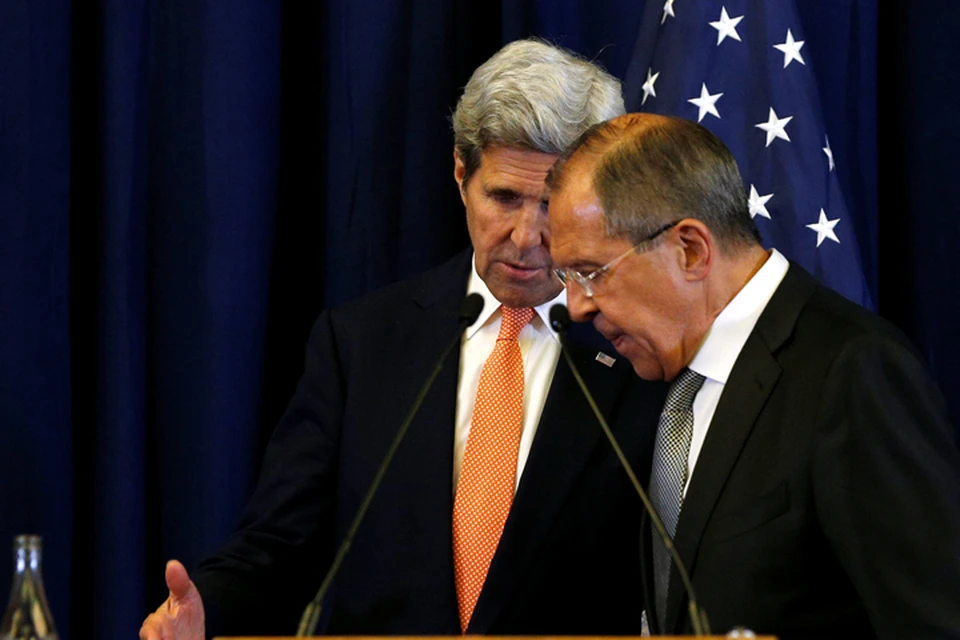 Сергей Лавров и Джон Керри после подписания договоров по Сирии в Женеве