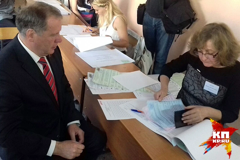 Председатель Алтайского краевого Заксобрания Иван Лоор на избирательном участке