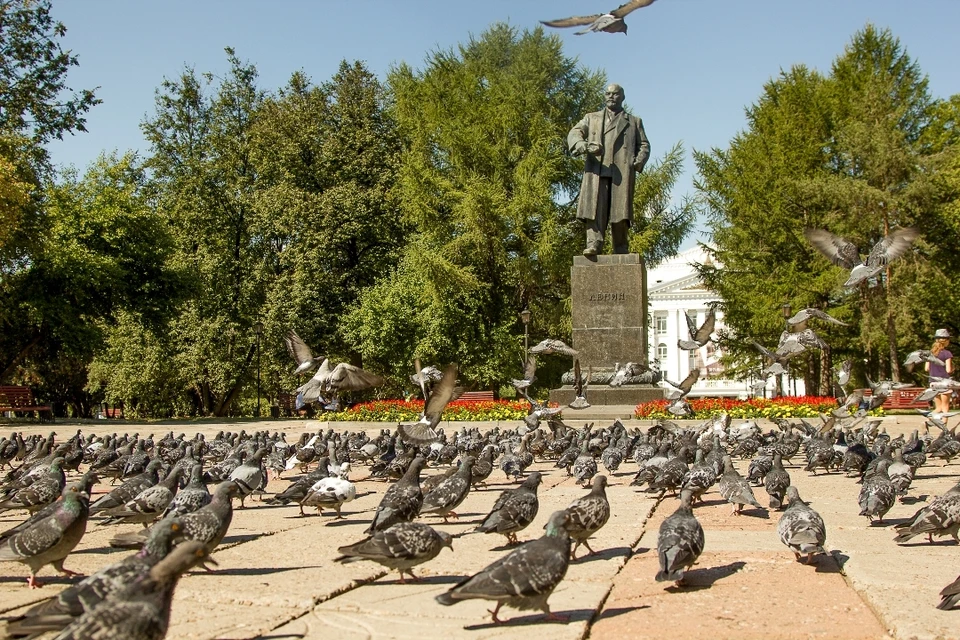 Вождь мирового пролетариата гордо возвышается над Театральным сквером.