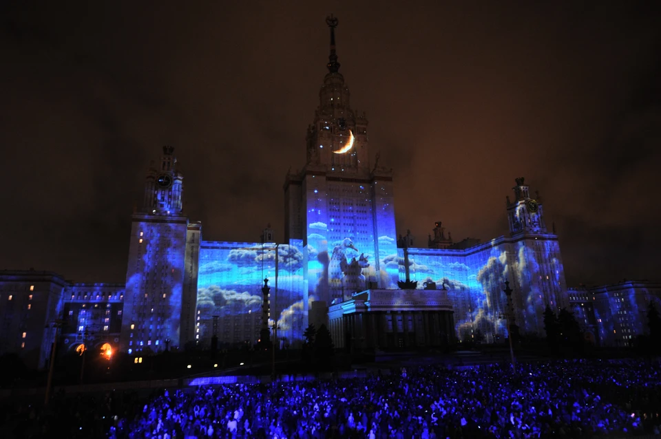 Мировые рекорды установило мультимедийное шоу на фасаде главного здания МГУ.
