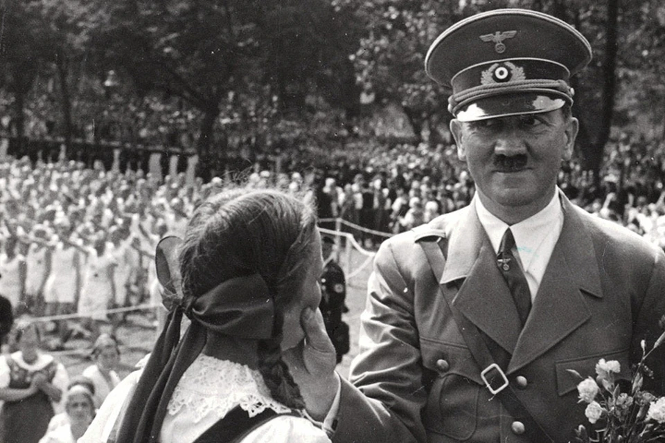 Глядя на некоторые фото Гитлера, охотно веришь, что он находился не совсем в адекватном состоянии