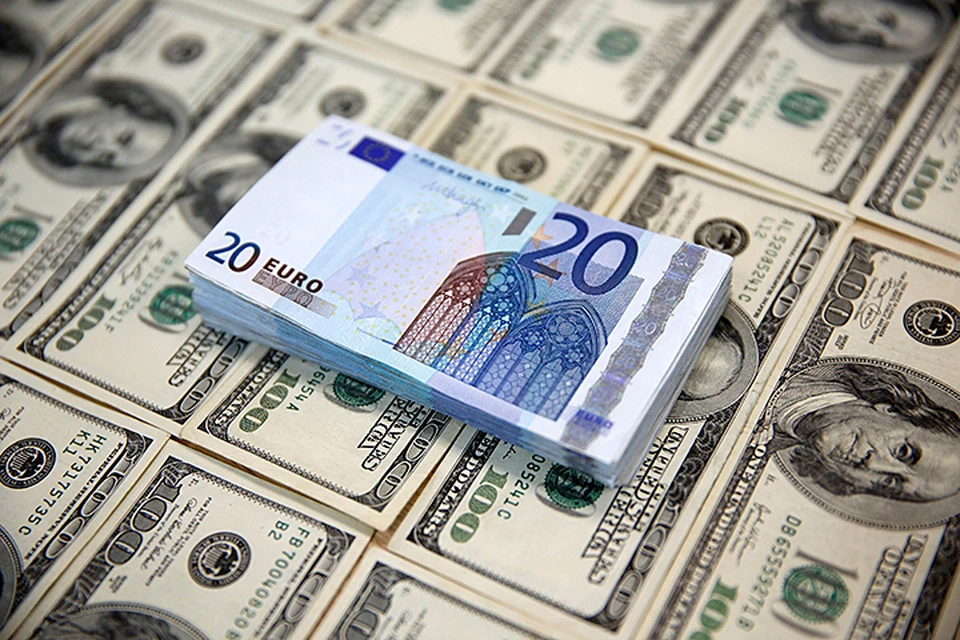 За пять прошедших рабочих дней курс доллара снизился на рубль, а евро - на 1,5 рубля