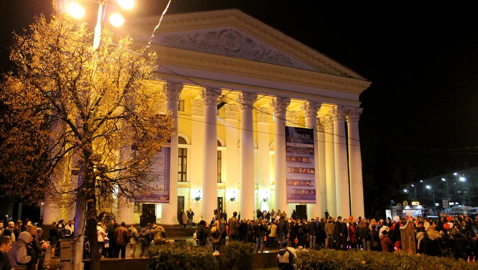 Театр драмы и площадь перед ним вечером 7 октября были ярко освещены