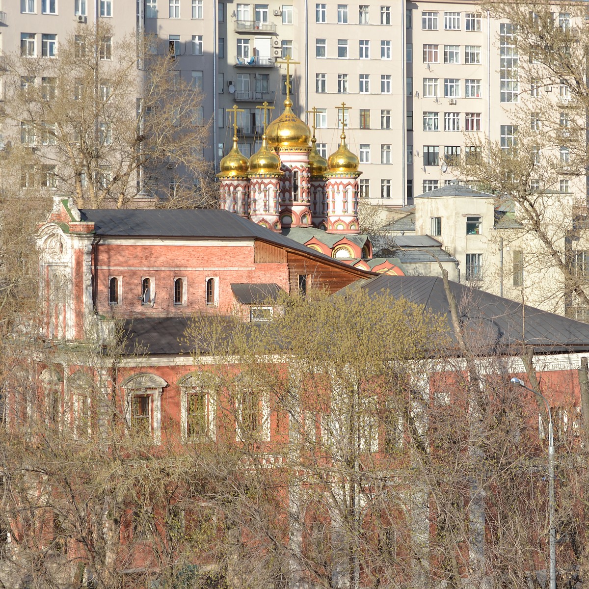 Москва таинственная: за что в средние века убивали жильцов на Берсеневке и  как «Дом на набережной» спас... храм - KP.RU