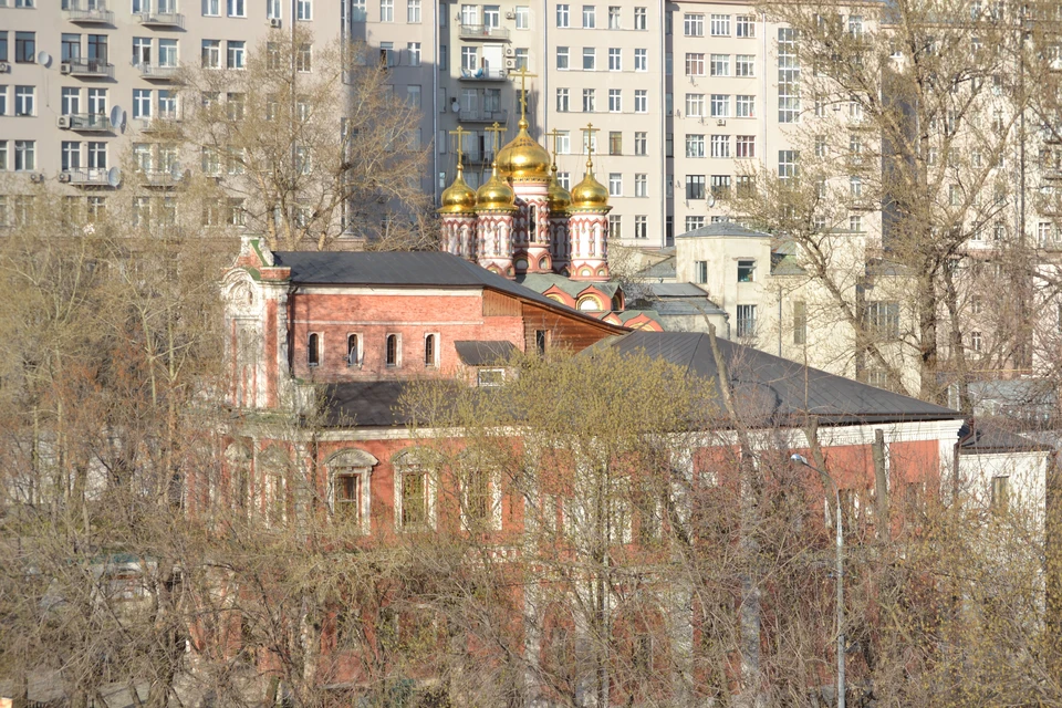 Храм Николы на Берсеневке сохранился благодаря тому, что в нем во времена СССР расположили склад. Вожди СССР взирали на храм из своих окон "Дома на набережной" (вот он, на заднем плане).
