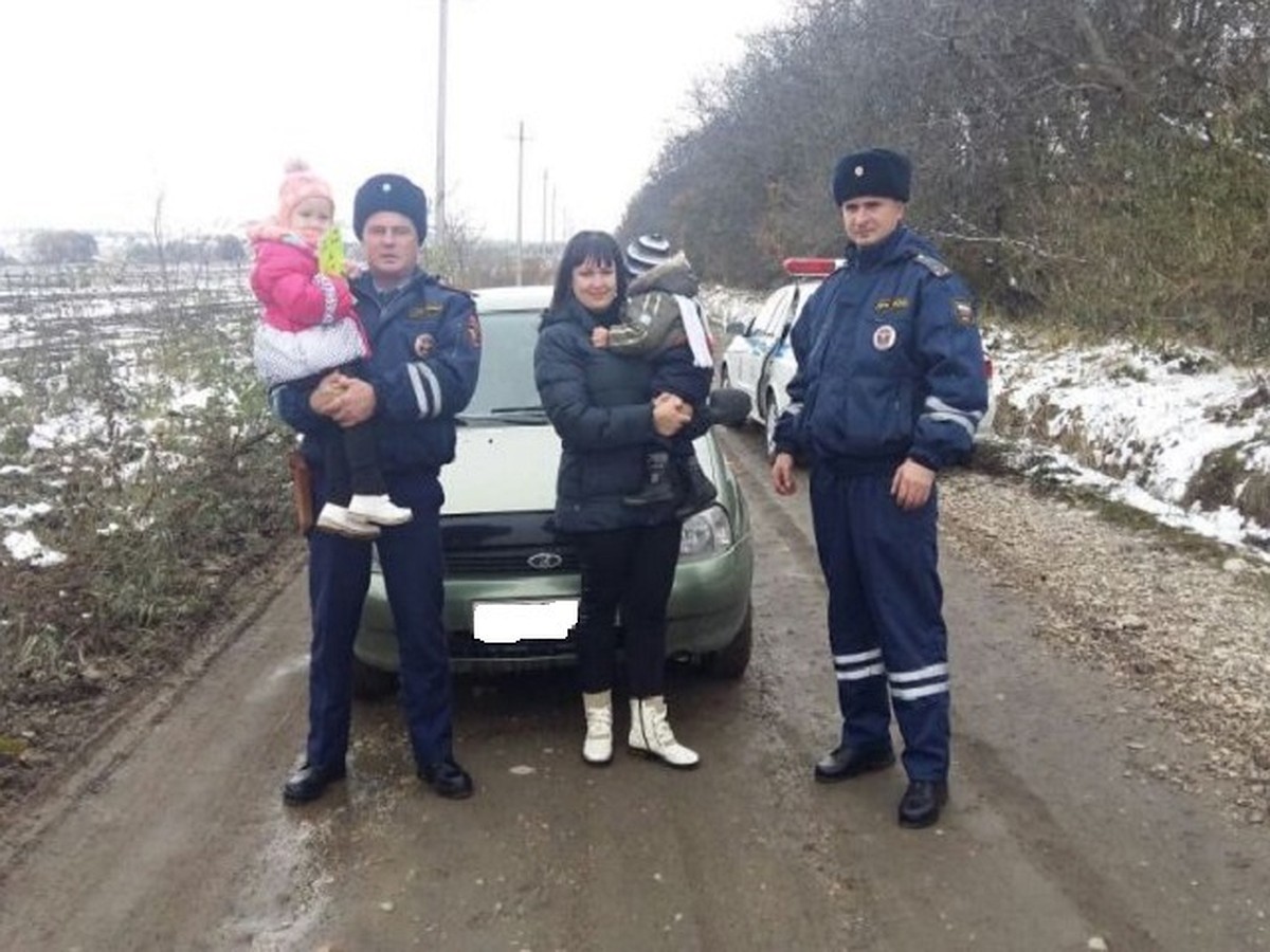 Ставропольские полицейские спасли мать с детьми, замерзавших в заглохшей  машине - KP.RU