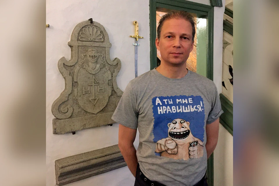 Федор Чистяков в футболке с картиной Васи Ложкина.