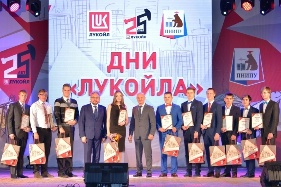 10 победителей "Старта" в "ЛУКОЙЛ" получили награды от Игоря Плотникова и Андрея Хаджогова.