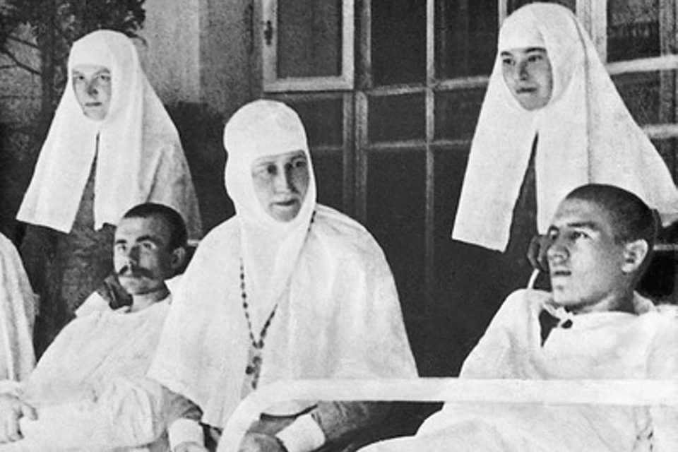 Елизавета Федоровна в Марфо-Мариинской Обители ухаживает за ранеными солдатами (1915 год).