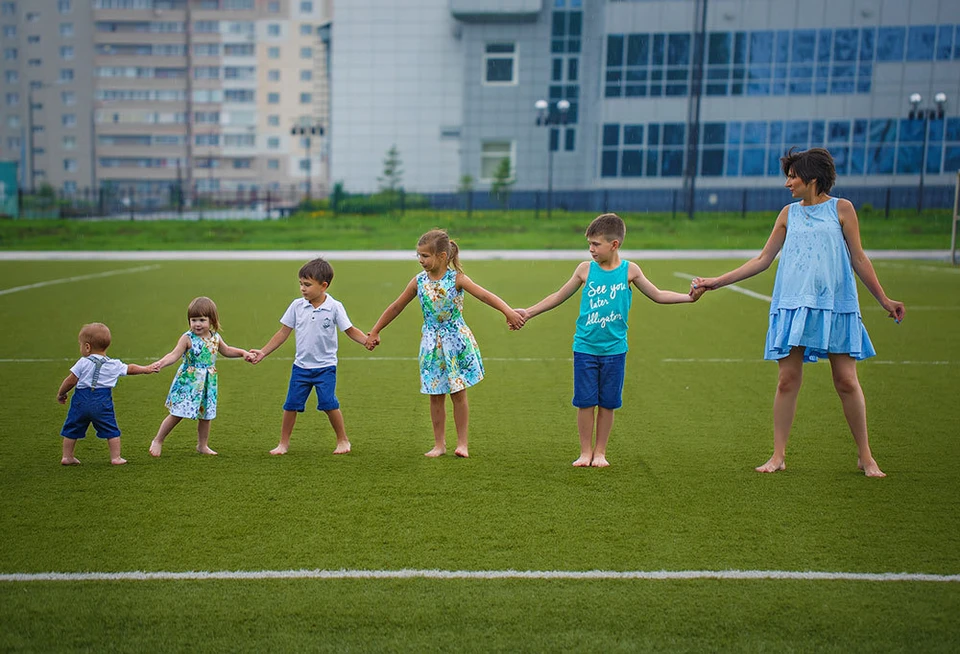 «На пути к бесконечности» - фото Надежды Семченко (Новосибирск). На фото – мама Зинаида Иост с ее пятью детьми и в ожидании рождения шестого.