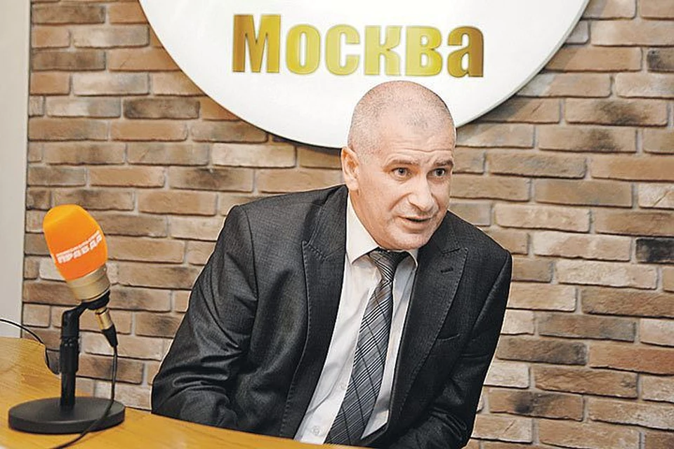 Полковник Александр Половинка в студии радио «Комсомольская правда».