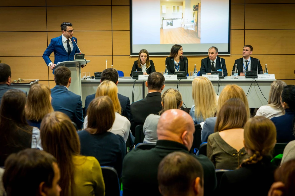 Компания АСО «Комстрой», известная своим комплексными застройками на территории Западного жилого массива Ростова-на-Дону, провела встречу со своими клиентами, представителями агентств недвижимости и банков. Фото: ПОПОВ Данила