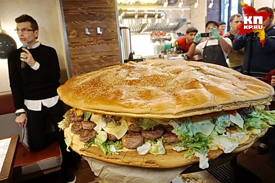 В Воронеже сделали бургер весом почти 157 кг.