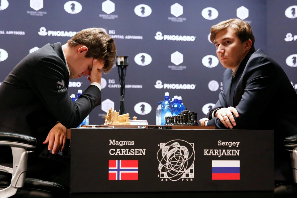 Магнус Карлсен и Сергей Карякин перед началом очередного поединка.