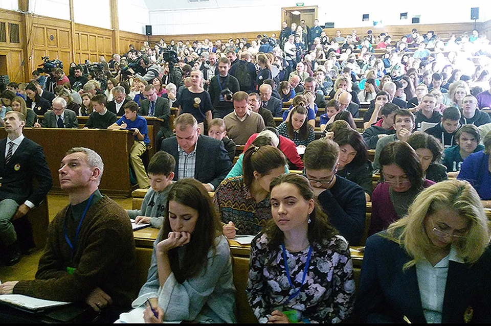 В МГУ писать диктант пришли почти полторы тысячи человек.