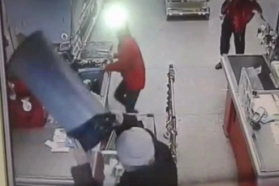 Пенсионер не испугался вооруженного ножом грабителя. Фото: кадр из видео.