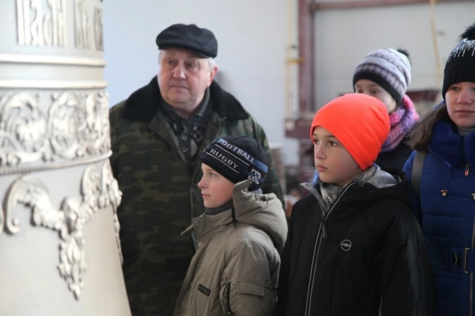 Ребята рассматривают недавно отлитый семитонный колокол